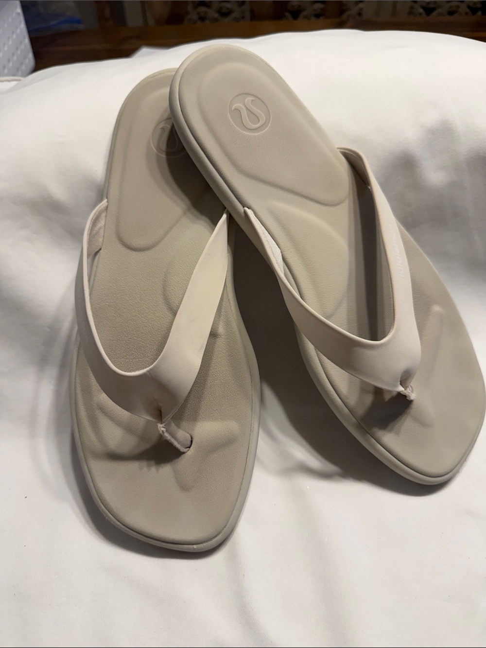 Lululemon Rest feel light ivory women’s flip-flops size 9